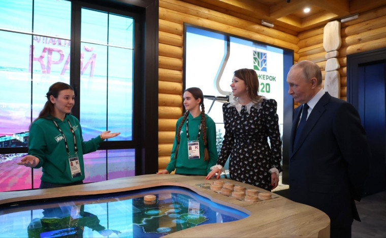 Школьница из Красноярского края провела экскурсию Президенту России.
